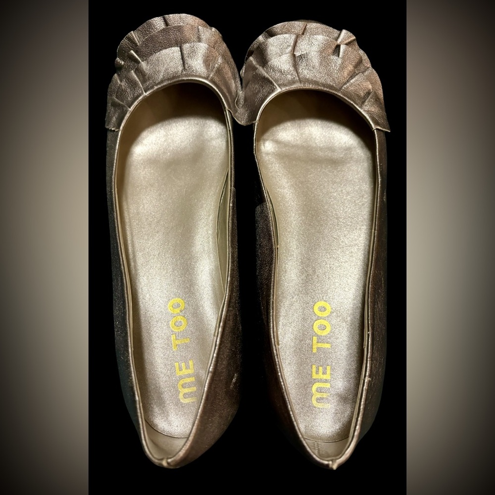 Women’s Me Too silver Flats size 7.5